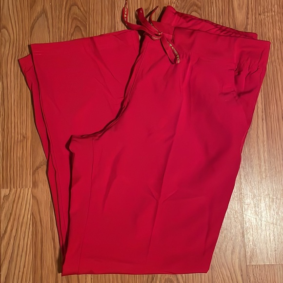 Red scrub pants by activate 4-way stretch. Excellent condition lots of pockets - Picture 2 of 3